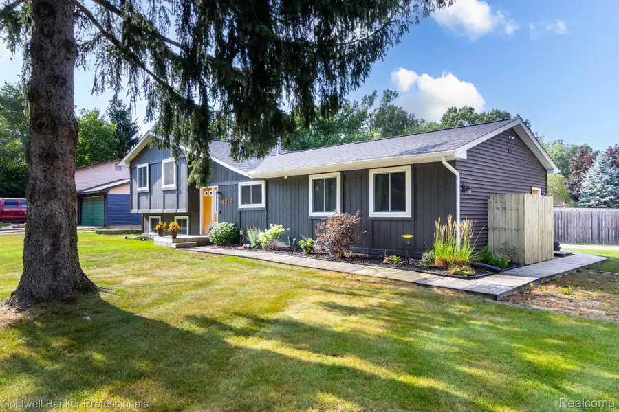 6216 Elizabeth Lake Road, Waterford, MI 48327 - #3