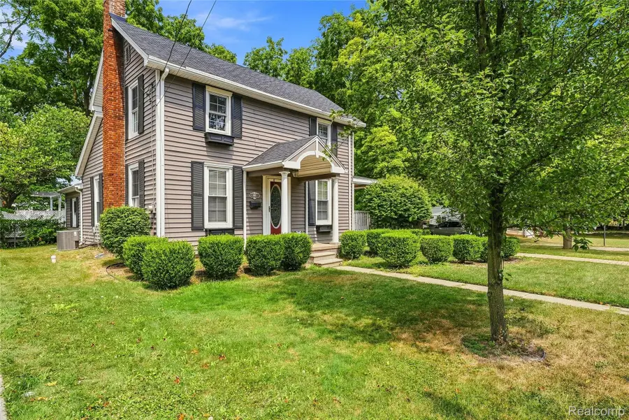 915 Main Street, Fenton, MI 48430 - #3