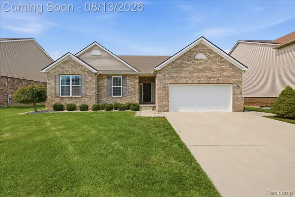 48327 Long Leaf Drive, Macomb, MI 48044
