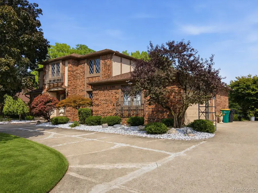 22520 Vacri Lane, Farmington Hills, MI 48335 - #2