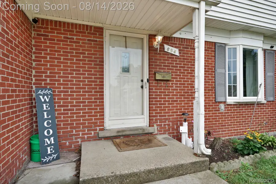 654 Manchester Street, Madison Heights, MI 48071 - #2