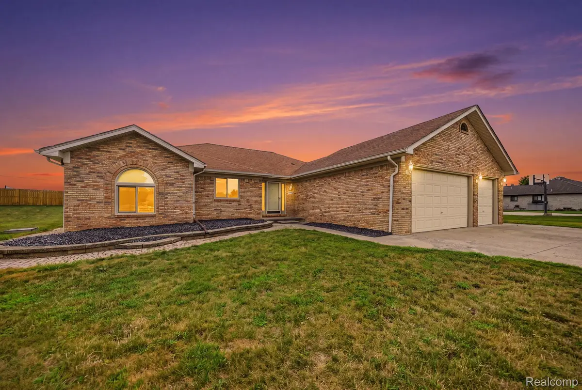 15690 Deepwood Court E, Fraser, MI 48026 - #1