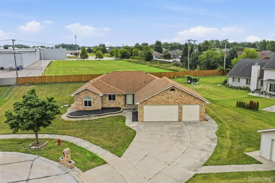 15690 Deepwood Court E, Fraser, MI 48026 - #2