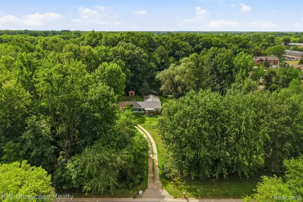 60677 9 Mile Road, SouthLyon, MI 48178