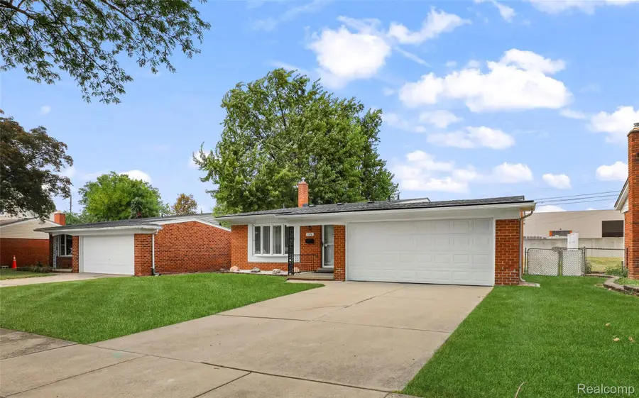 1326 W Elmwood Avenue, Clawson, MI 48017 - #2