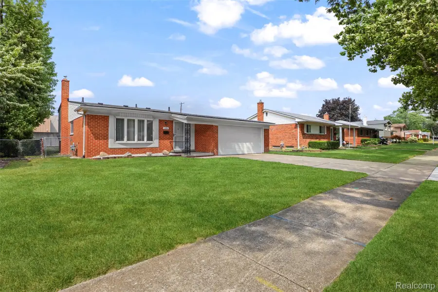 1326 W Elmwood Avenue, Clawson, MI 48017 - #3