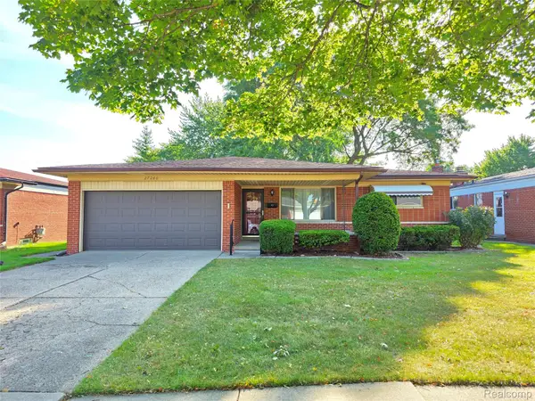 27260 Newport DR, Warren, MI 48088
