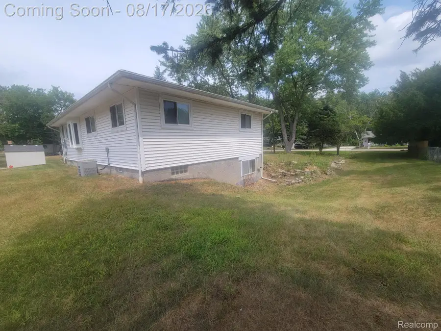 655 Reynolds Drive, Waterford, MI 48328 - #2