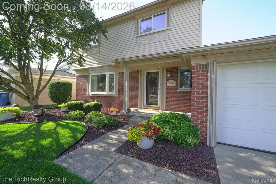 27328 Lawrence Drive, Dearborn Heights, MI 48127 - #2