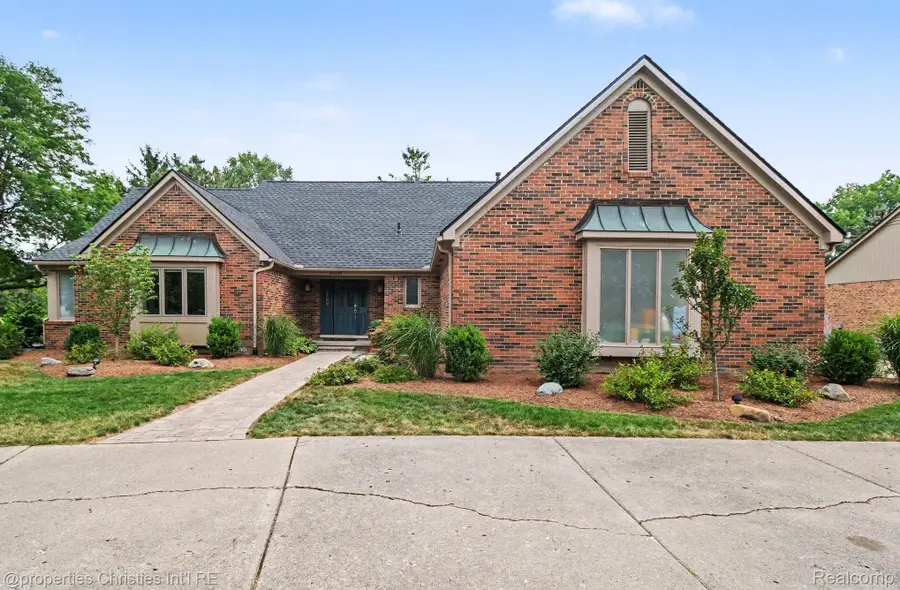 25219 Bridlepath Lane, Farmington Hills, MI 48335 - #2