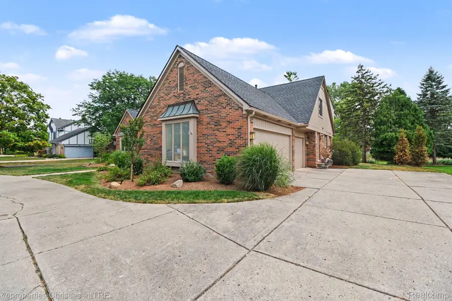 25219 Bridlepath Lane, Farmington Hills, MI 48335 - #3