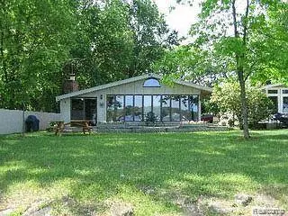 8881 Mcgregor Road, Pinckney, MI 48169