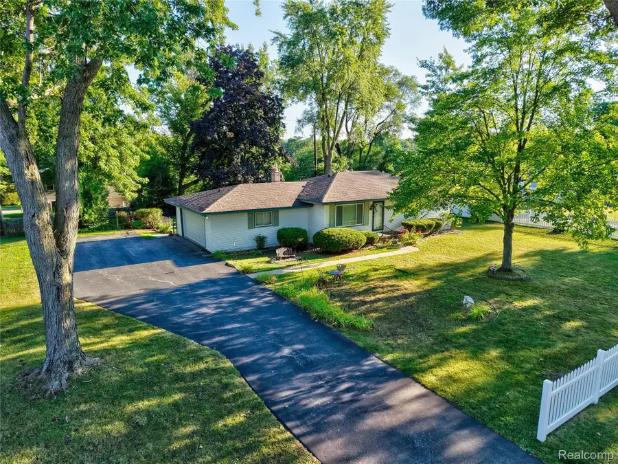 735 Amberwood Street, Auburn Hills, MI 48326 - #3