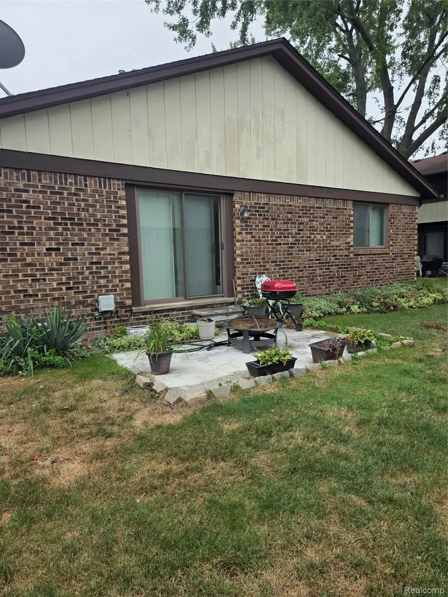 28414 Queens Court, Warren, MI 48093 - #2