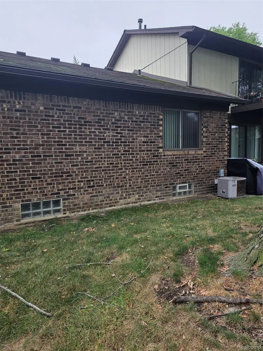 28414 Queens Court, Warren, MI 48093 - #3