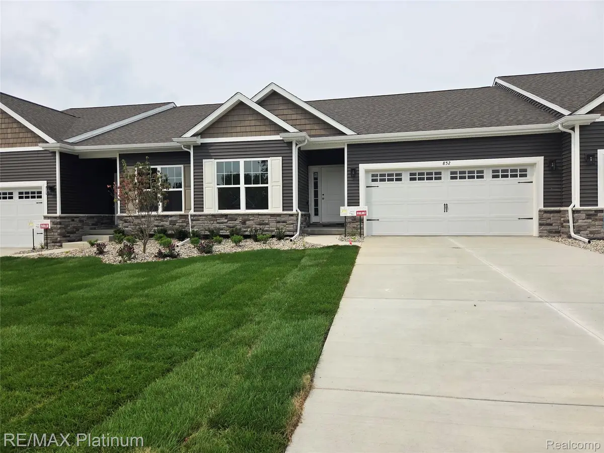 834 Oakwood Circle #35, Fenton, MI 48430 - #1