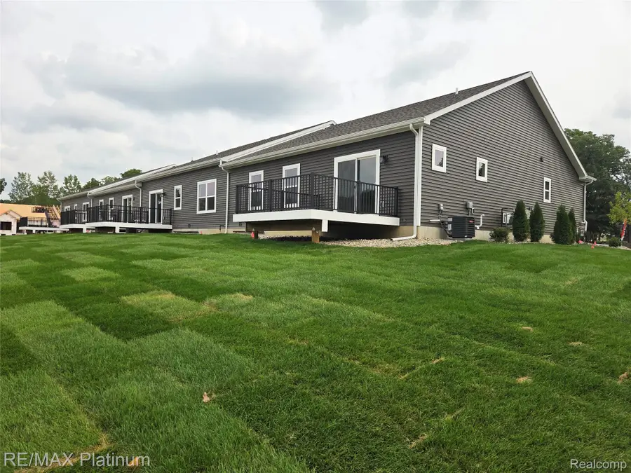 834 Oakwood Circle #35, Fenton, MI 48430 - #3