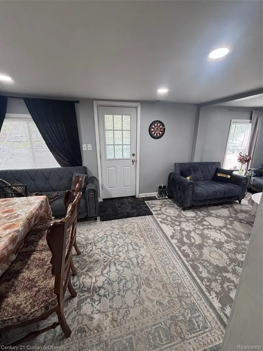5984 Robindale Avenue, Dearborn Heights, MI 48127 - #3