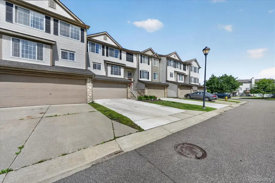 217 Oak Ridge Drive, Pontiac, MI 48341 - #2