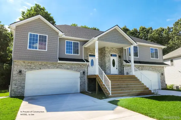 225 Whispering Pines Drive, Fenton, MI 48430