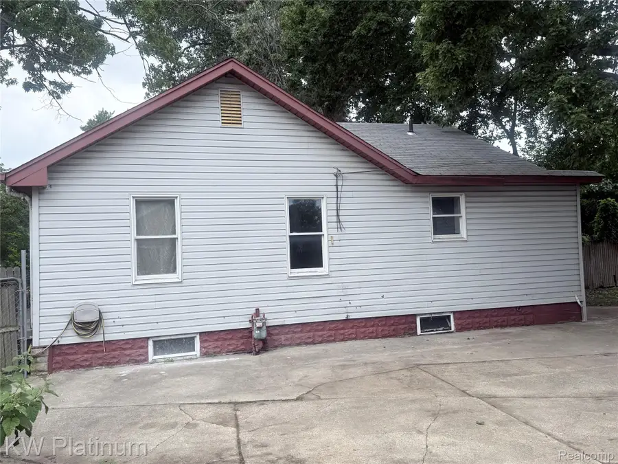 422 W Goulson Avenue, Hazel Park, MI 48030 - #3