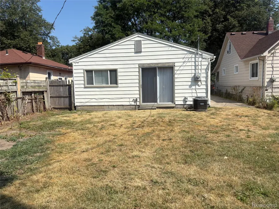 1026 E Evelyn Avenue, Hazel Park, MI 48030 - #3