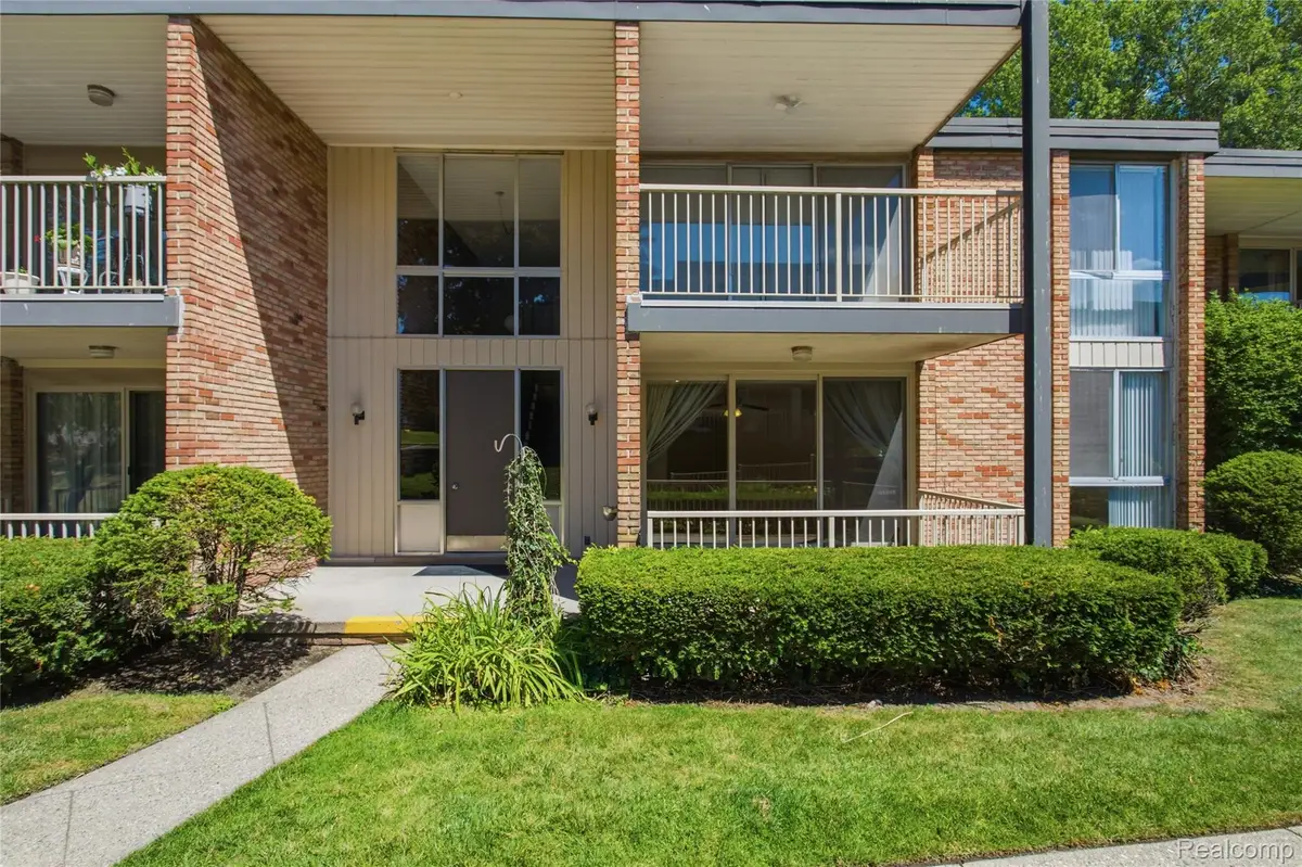 4041 W Maple Road #E102, Bloomfield, MI 48301 - #1