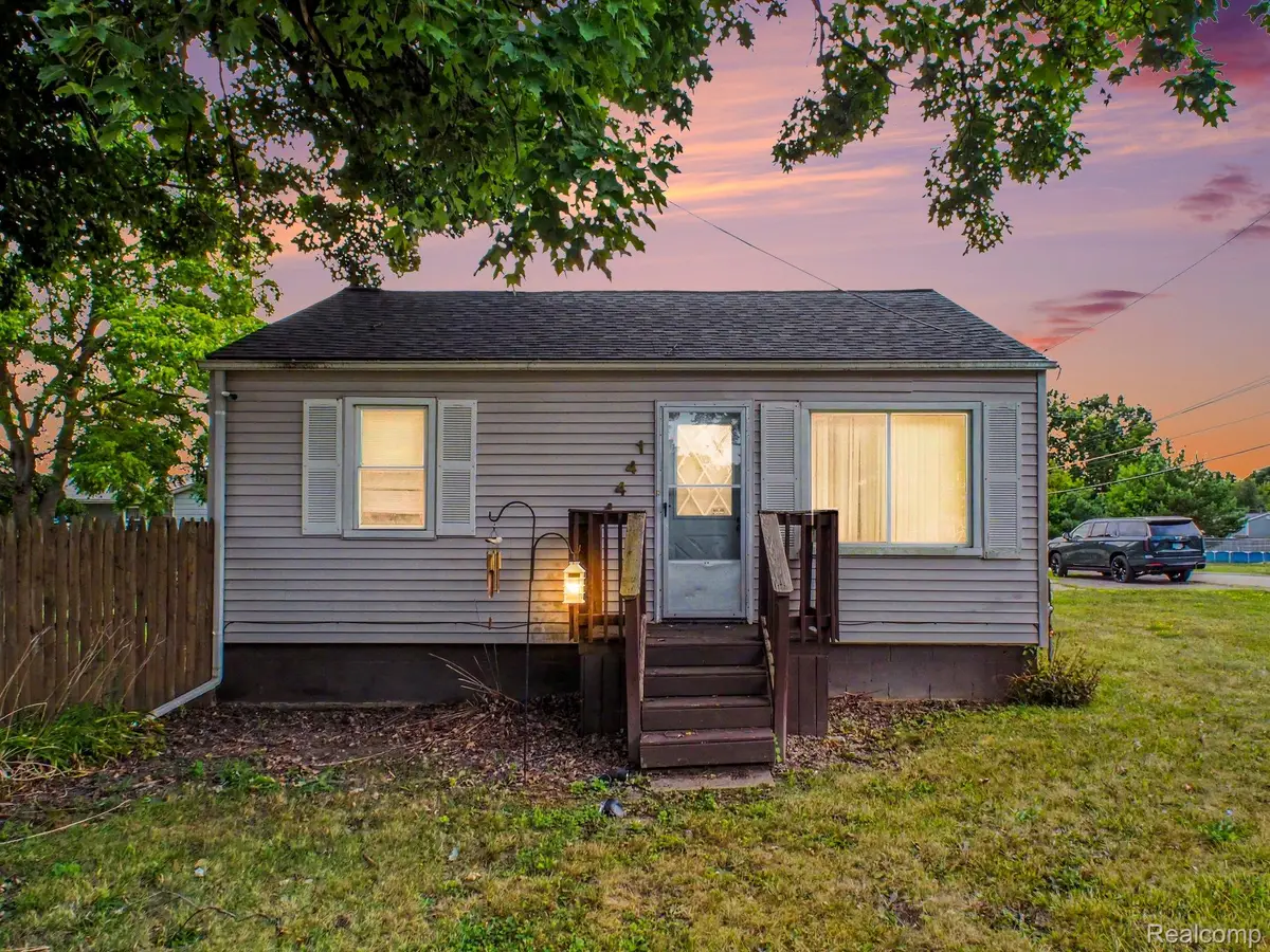 1444 E Williamson Avenue, Burton, MI 48529 - #1