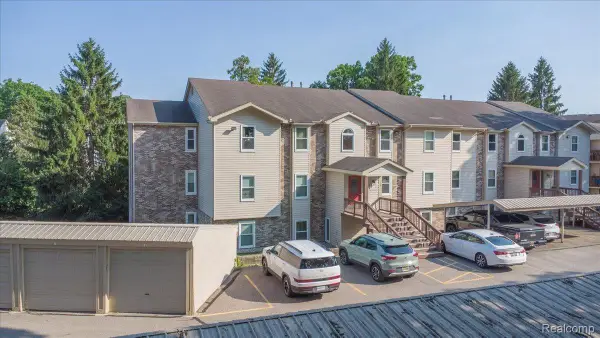 4929 Harbor Point Drive, Waterford, MI 48329