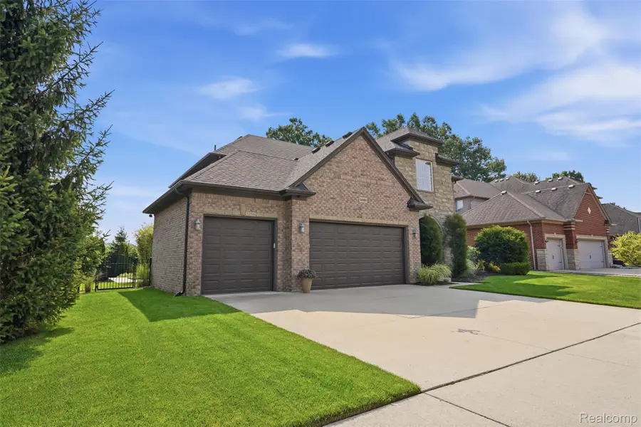 55362 Estates Lane, Macomb, MI 48042 - #2