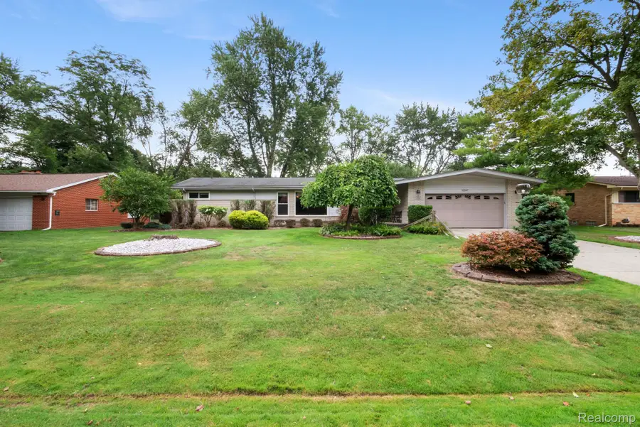 32547 Chesterbrook Street, Farmington Hills, MI 48334 - #2