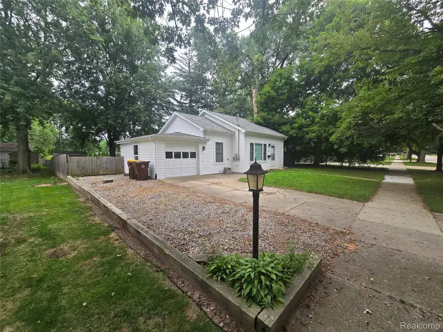 402 E Buchanan Street, Saint Johns, MI 48879 - #2