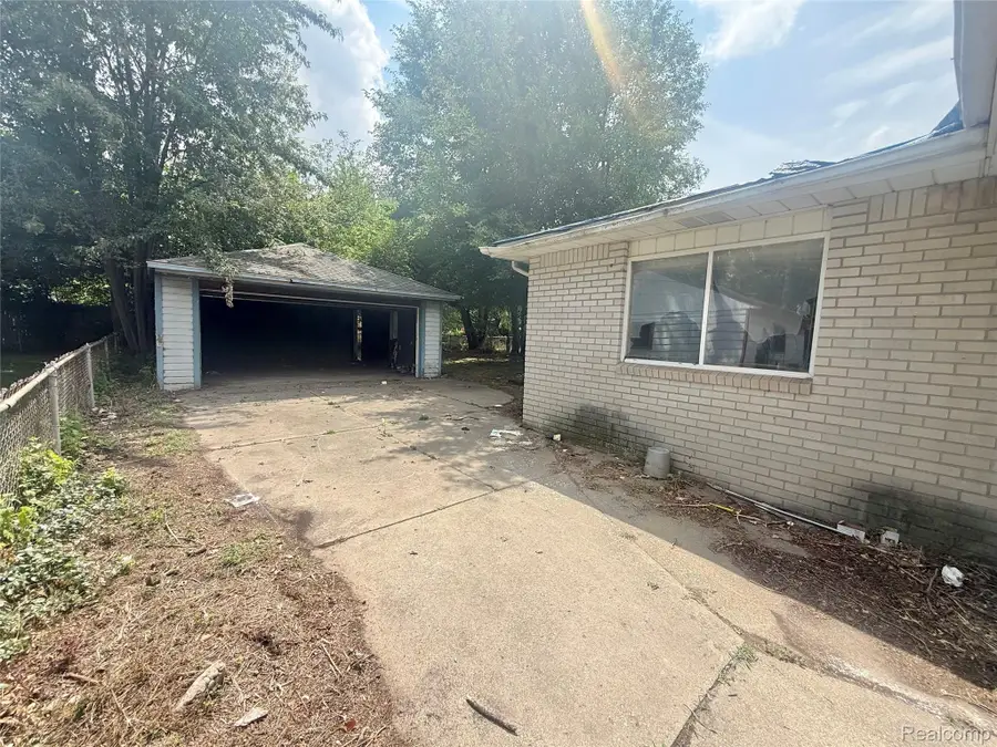 24645 Mcdonald Street, Dearborn Heights, MI 48125 - #3