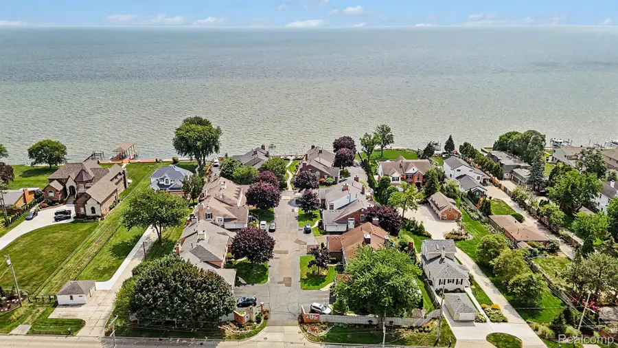 33362 Jefferson Avenue, Saint Clair Shores, MI 48082 - #2