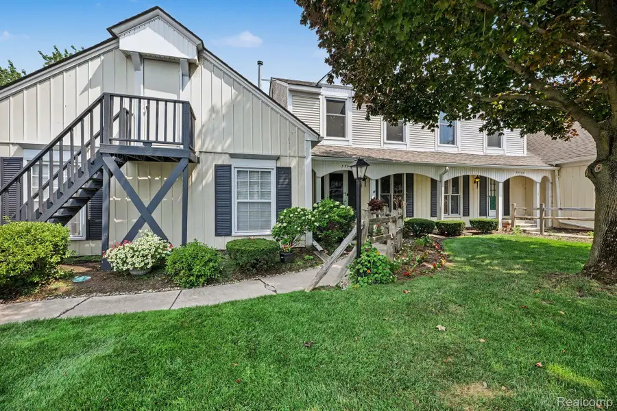 33362 Jefferson Avenue, Saint Clair Shores, MI 48082 - #3