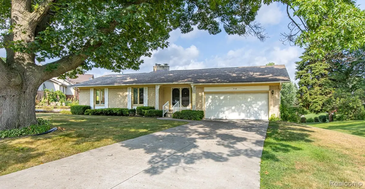 3108 Schoolhouse Drive, Waterford, MI 48329 - #1