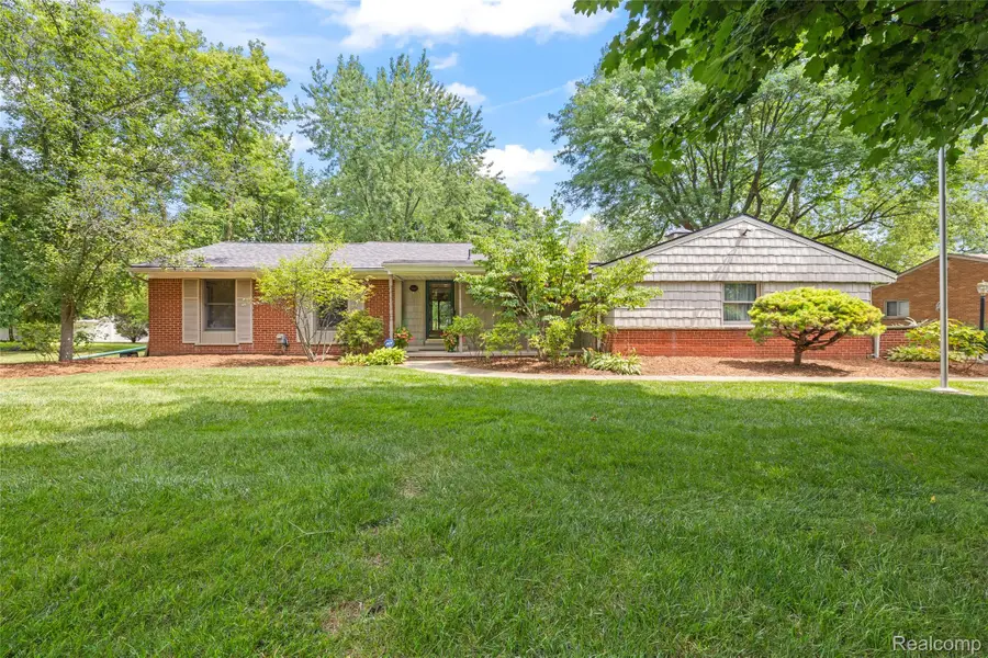 28432 Westerleigh Road, Farmington Hills, MI 48334 - #2
