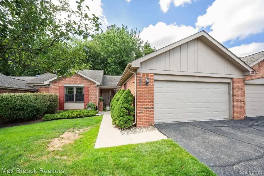 7269 Huntcliff, West Bloomfield, MI 48322 - #3