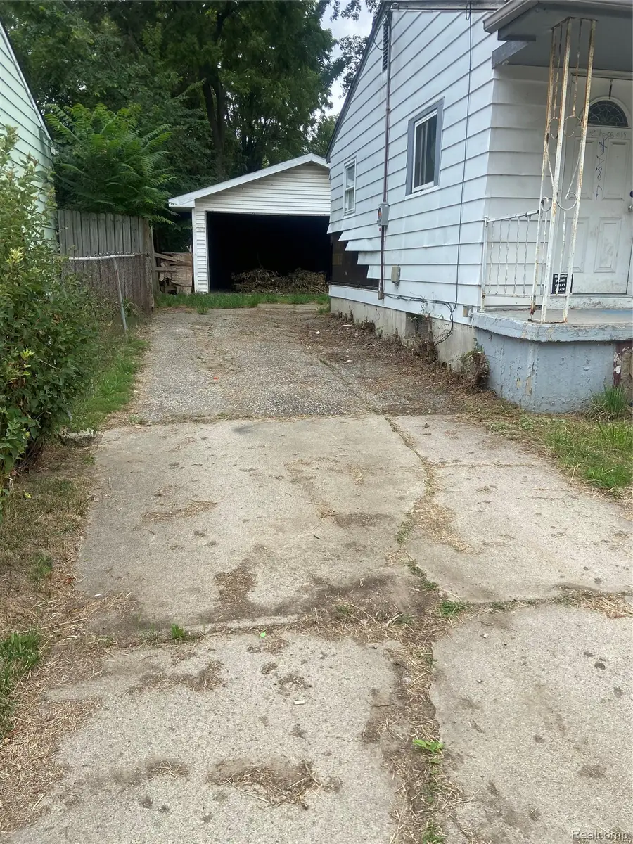 2465 Court St, Flint, MI 48503 - #2