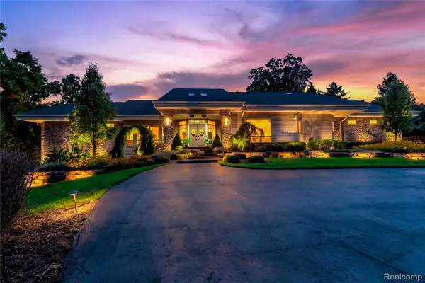 1661 Pinewood, Milford, MI 48381