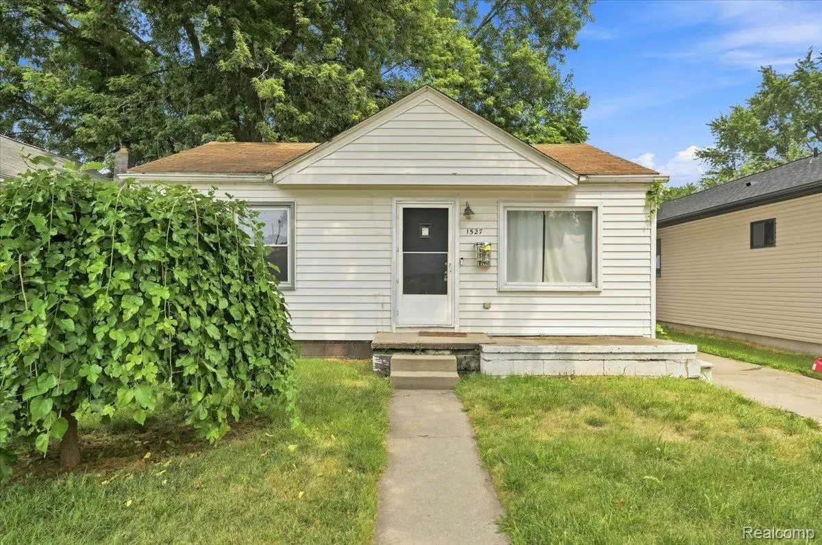 1527 E Meyers Avenue, Hazel Park, MI 48030 - #1
