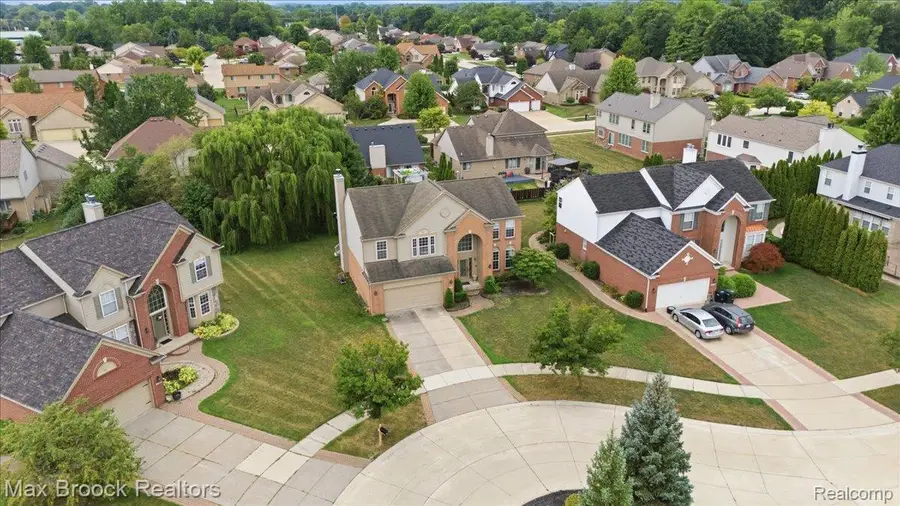 15034 Oak Knoll Court, Sterling Heights, MI 48312 - #2