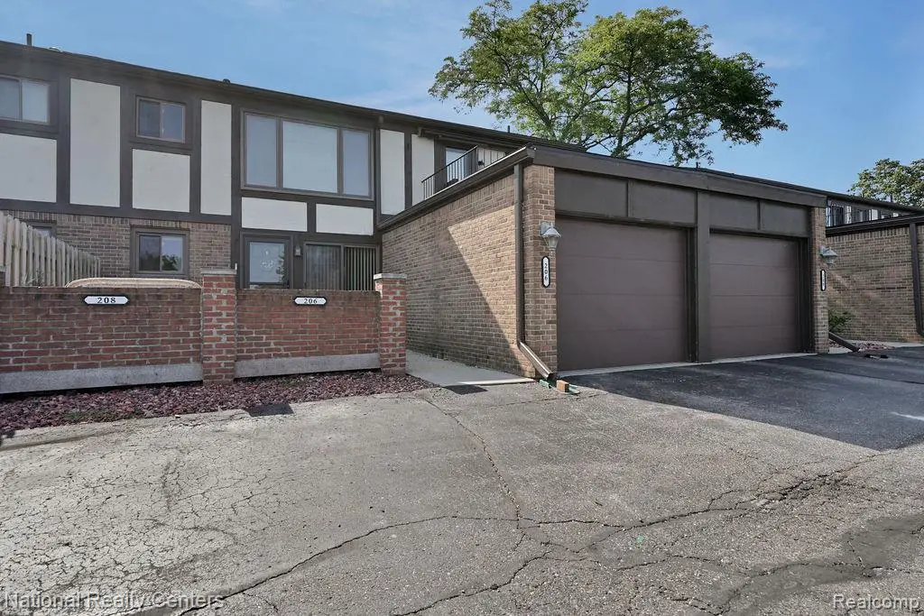 206 Country Club Drive, Saint Clair Shores, MI 48082 - #1