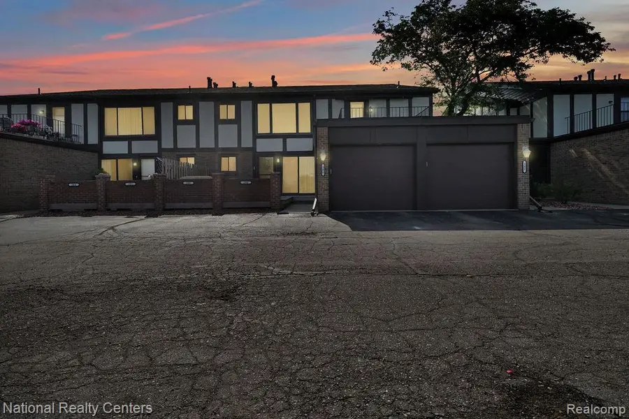 206 Country Club Drive, Saint Clair Shores, MI 48082 - #2