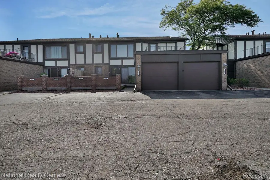206 Country Club Drive, Saint Clair Shores, MI 48082 - #3