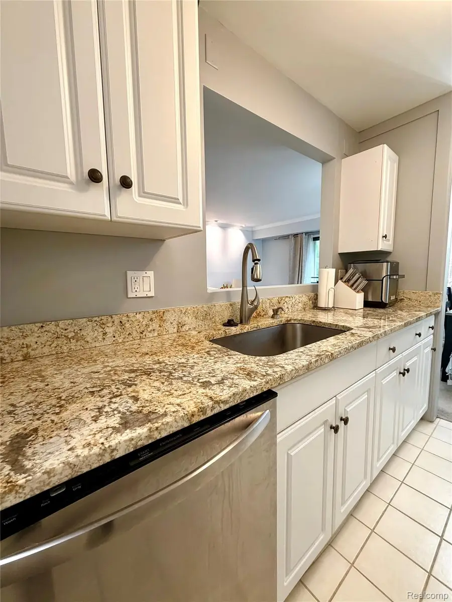 3925 Lone Pine Road #100, West Bloomfield, MI 48323 - #3