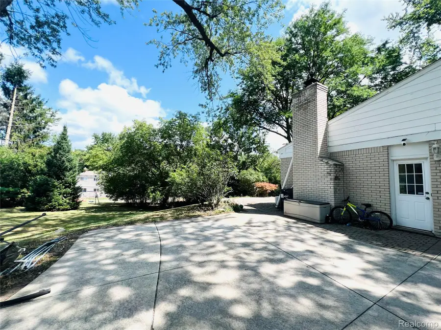 38138 Southfarm Court, Farmington Hills, MI 48167 - #3