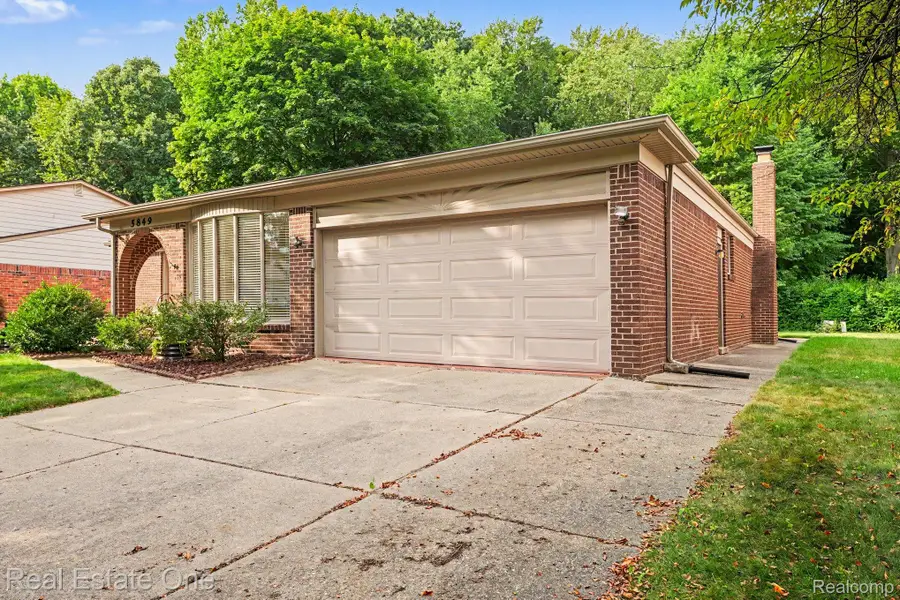 5849 Bingham Drive, Troy, MI 48085 - #3