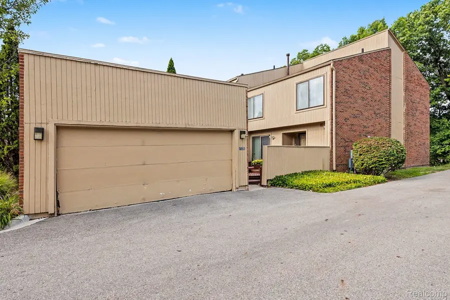 7320 Balsam Court, West Bloomfield, MI 48322 - #2