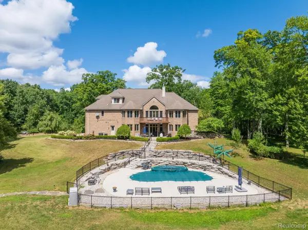 2550 Birch Grove Court, Oxford, MI 48370
